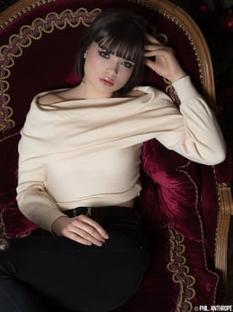 Une femme portant un haut blanc et un pantalon noir