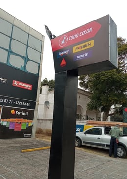 cartel de pie
