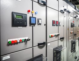 Photo d'un compteur électrique dans une salle électrique industrielle