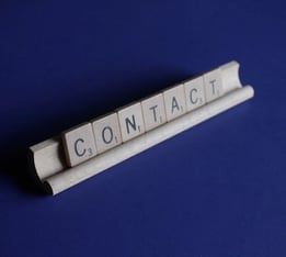 Comme le chevalet du scrable, ici est écrit contact