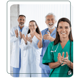 Equipe médica celebrando resultados, representando crescimento e sucesso com apoio contábil