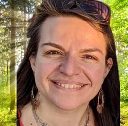 femme brune avec un grand sourire dans la forêt