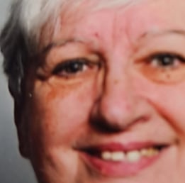 femme avec le cheveux blanc sourire au lèvre