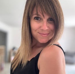 une femme blonde pull noir