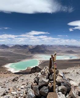 Magnifique vue sur la Laguna Verde lors de l'ascension du volcan Licancabur en Bolivie.
