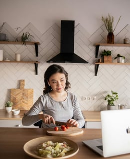 Mujer participando en una clase de cocina en línea desde casa a través de la plataforma Yarkeey