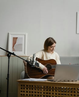 Taller de guitarra en línea impartido por Yarkeey para aprender desde casa