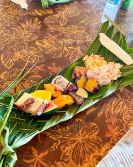 Assortiment de plats traditionnels de la cuisine locale polynésienne.