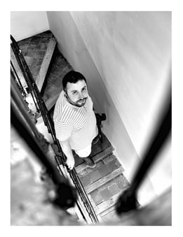 portrait plongée escalier