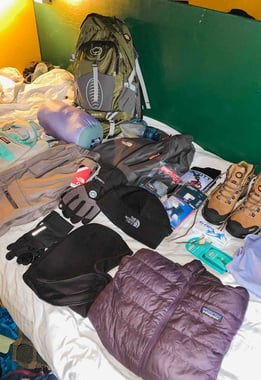 Équipements de trekking préparés avant le départ pour un trek au Népal.