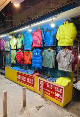 Equipements de sport dans le quartier de Thamel à Katmandou.