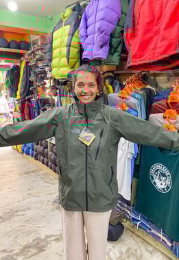 Essayage de veste gore-tex dans un shop de Kathmandu.