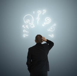 Personne se touchant la tête devant un Quiz difficile