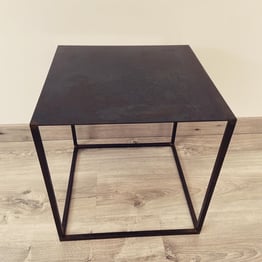 Petite table d'appoint carré en acier bruni