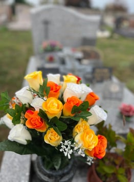 fleurissement sépulture, fleurs naturelles et artificielles