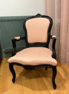 Fauteuil style Louis XV restauré dans les couleurs de la décoration