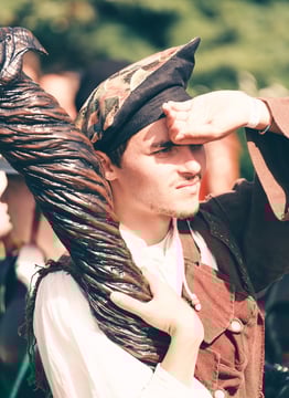 béret unique porté par un homme se protégeant du soleil