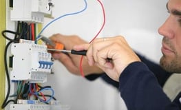 Electricista reparando corto circuito eléctrico, reformas total Asturias