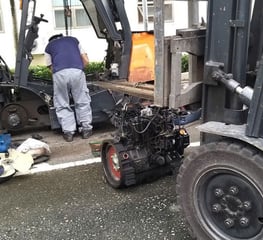 Ảnh 4: Xe nâng đang được tháo động cơ để sửa chữa