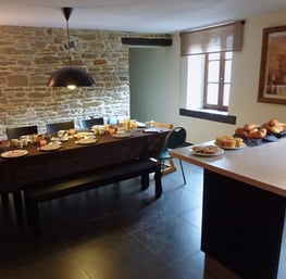 Rénovation et décoration d'une salle à manger dans un bâtiment ancien