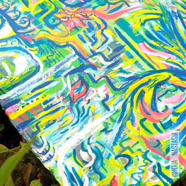 peinture aux couleurs vives entre abstrait et concret, avec fleurs cascade et perroquets