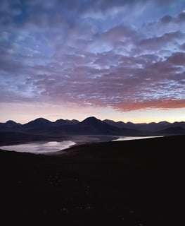 Vue sur la Laguna Verde au lever du jour lors de l'ascension du volcan Licancabur.