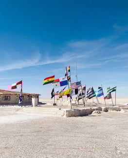 Photo de drapeaux dans le Salar d’Uyuni en Bolivie.
