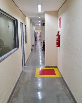 extintor com pintura detalhada no chão