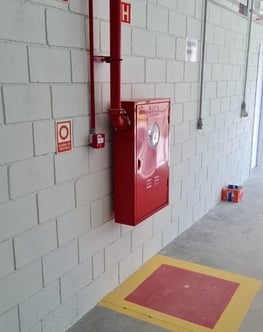 Hidrante com placa e pintura de sinalização no chão e alarme com placa