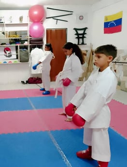 niños en posición de respeto karateca esperando instrucciones de entrenamiento karateca