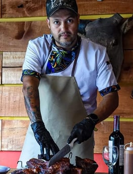 excelente Trabajo del chef en candelabro parrilla