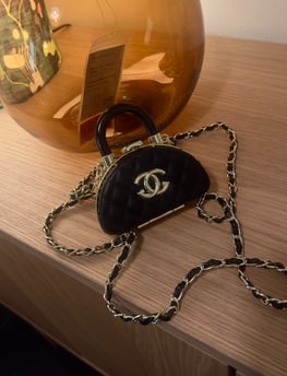 estuche para labial, con espejo chanel, elegante y compacto