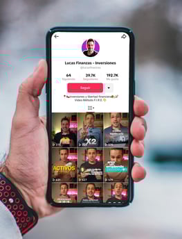 Smartphone con el tiktok de Lucasfinanzas
