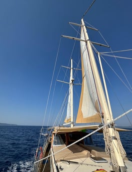 sailing to Ithaka from Kefalonia on Divane Turkish gulet