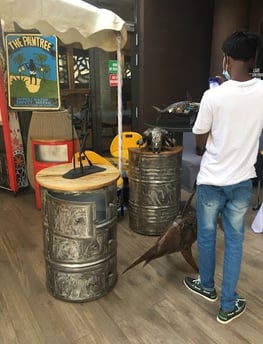 Mobilier et sculptures métalliques conçus à partir de barils recyclés par l'artiste Fofana à Dakar