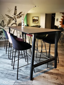 Une table sur mesure pour votre salle à manger ou votre bar. Cuisine, salon, bibliothèque, entrée.