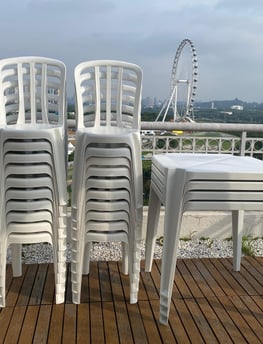 Aluguel de mesas e cadeiras plásticas premium para eventos sociais e corporativos