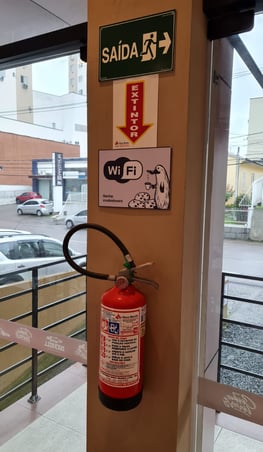 Extintor com placa de sinalização 