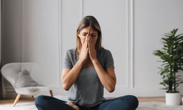 Jeune femme soufrant de crise d'angoisse en séances hypnose, libère ses émotions longtemps ancrés