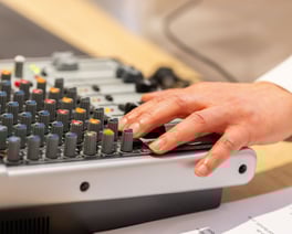 Table de mixage en action : captation des voix et immersion radio en atelier prise de parole