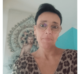 une femme avec les cheveux noir lunette style rayban avec un fond bleu