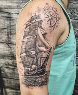 tatuagem realista barco