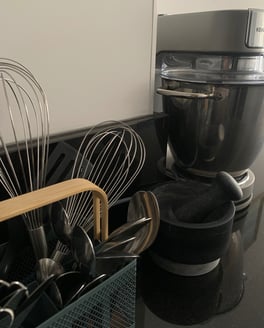 Un grand plan de cuisine moderne et équipé pour les ateliers conviviaux