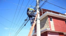 operario haciendo mantenimiento de cableado estructurado en un poste eléctrico, Reformas total