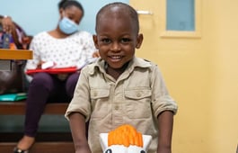 Image d'un enfant atteint de cancer qui a le sourire