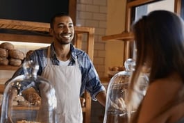 Interior de un restaurante lleno de clientes disfrutando de su comida