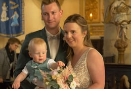 Instant complice des mariés avec leur bébé, capté en vidéo lors du mariage, bouquet à la main