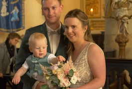 Instant complice des mariés avec leur bébé, capté en vidéo lors du mariage, bouquet à la main