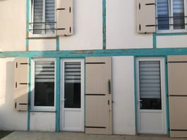 AVANT : boiseries abimées, peinture façade dégradée