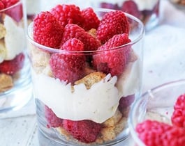 postre de frambuesa en vasito